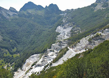 dalla vetta del Pizzo d’Uccello. A dx le cave e a sx il fondo della Valle. Sullo sfondo al centro il Contrario ed il Cavallo, a sx gli Zucchi.