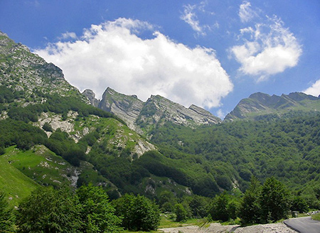 il posteggio presso il Campeggia da cui parte il sentiero 178 più o meno al centro in alto la Foce di Cardeto.